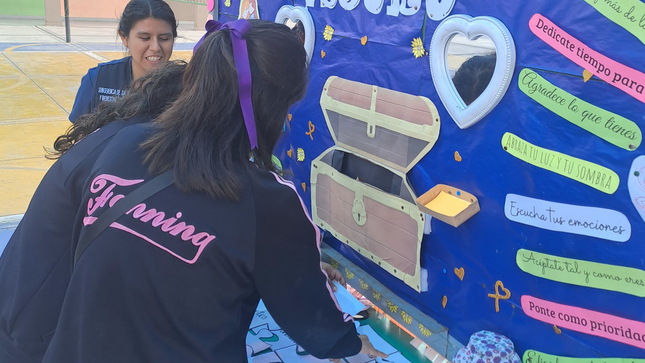 Nuestro equipo de psicólogos de la Subgerencia de Salud y Bienestar Social participó activamente en la Feria de Promoción de la Salud Mental, brindando orientación y apoyo a las alumnas y docentes de la I.E. Teresa González de Fanning nivel secundaria. 🙌
Porque cuidar nuestra mente es tan importante como cuidar nuestro cuerpo. ¡Sigamos trabajando juntos por un distrito más saludable y fuerte!