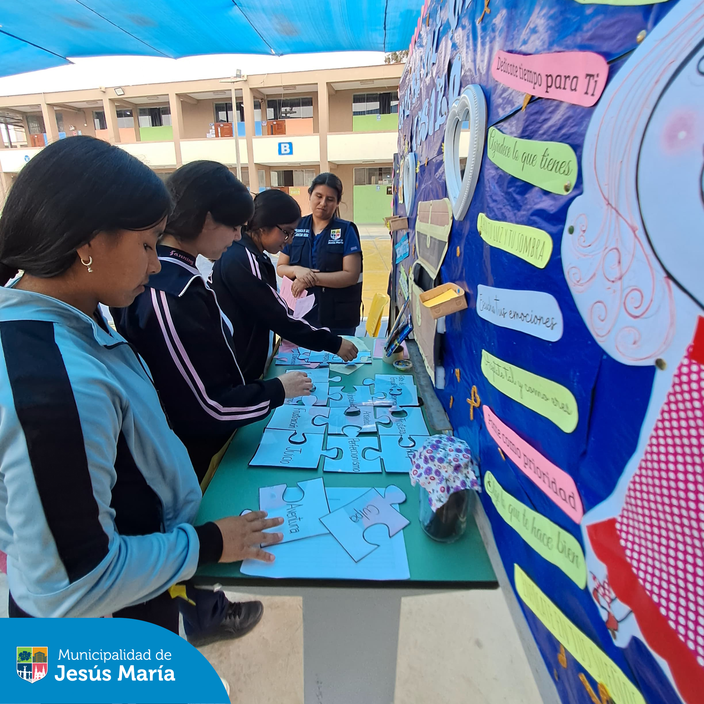 Nuestro equipo de psicólogos de la Subgerencia de Salud y Bienestar Social participó activamente en la Feria de Promoción de la Salud Mental, brindando orientación y apoyo a las alumnas y docentes de la I.E. Teresa González de Fanning nivel secundaria. 🙌
Porque cuidar nuestra mente es tan importante como cuidar nuestro cuerpo. ¡Sigamos trabajando juntos por un distrito más saludable y fuerte!