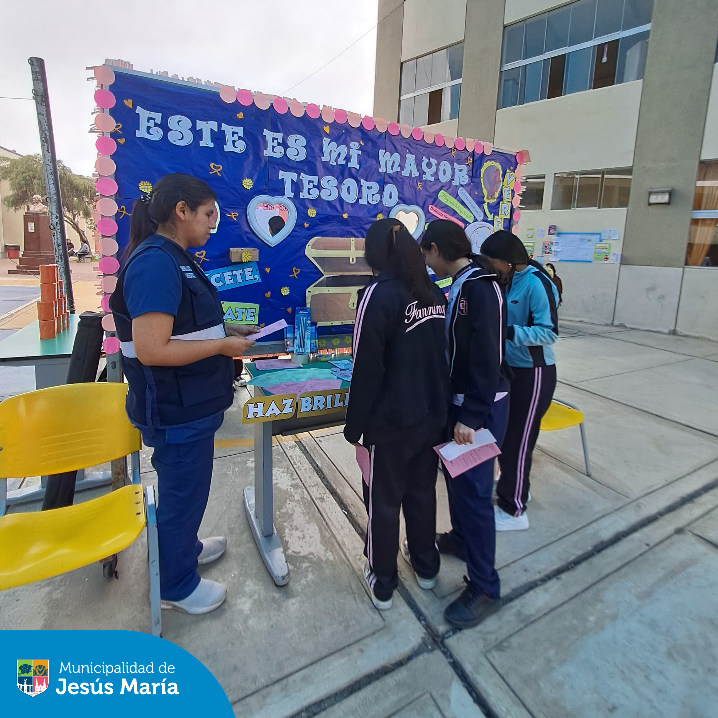 Nuestro equipo de psicólogos de la Subgerencia de Salud y Bienestar Social participó activamente en la Feria de Promoción de la Salud Mental, brindando orientación y apoyo a las alumnas y docentes de la I.E. Teresa González de Fanning nivel secundaria. 🙌
Porque cuidar nuestra mente es tan importante como cuidar nuestro cuerpo. ¡Sigamos trabajando juntos por un distrito más saludable y fuerte!