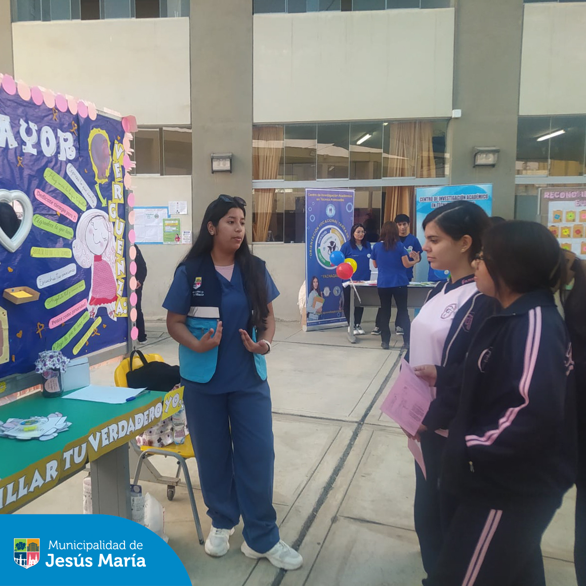 Nuestro equipo de psicólogos de la Subgerencia de Salud y Bienestar Social participó activamente en la Feria de Promoción de la Salud Mental, brindando orientación y apoyo a las alumnas y docentes de la I.E. Teresa González de Fanning nivel secundaria. 🙌
Porque cuidar nuestra mente es tan importante como cuidar nuestro cuerpo. ¡Sigamos trabajando juntos por un distrito más saludable y fuerte!