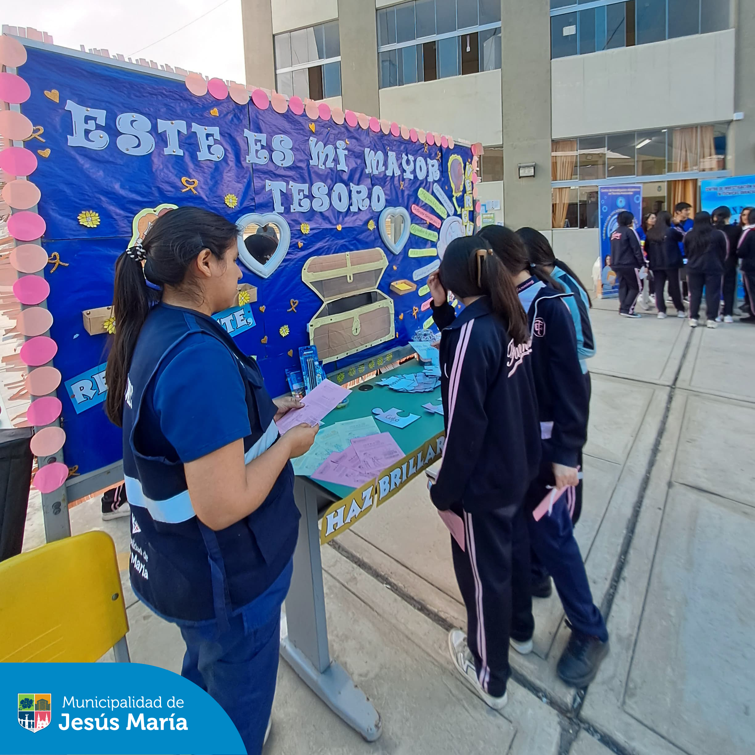 Nuestro equipo de psicólogos de la Subgerencia de Salud y Bienestar Social participó activamente en la Feria de Promoción de la Salud Mental, brindando orientación y apoyo a las alumnas y docentes de la I.E. Teresa González de Fanning nivel secundaria. 🙌
Porque cuidar nuestra mente es tan importante como cuidar nuestro cuerpo. ¡Sigamos trabajando juntos por un distrito más saludable y fuerte!