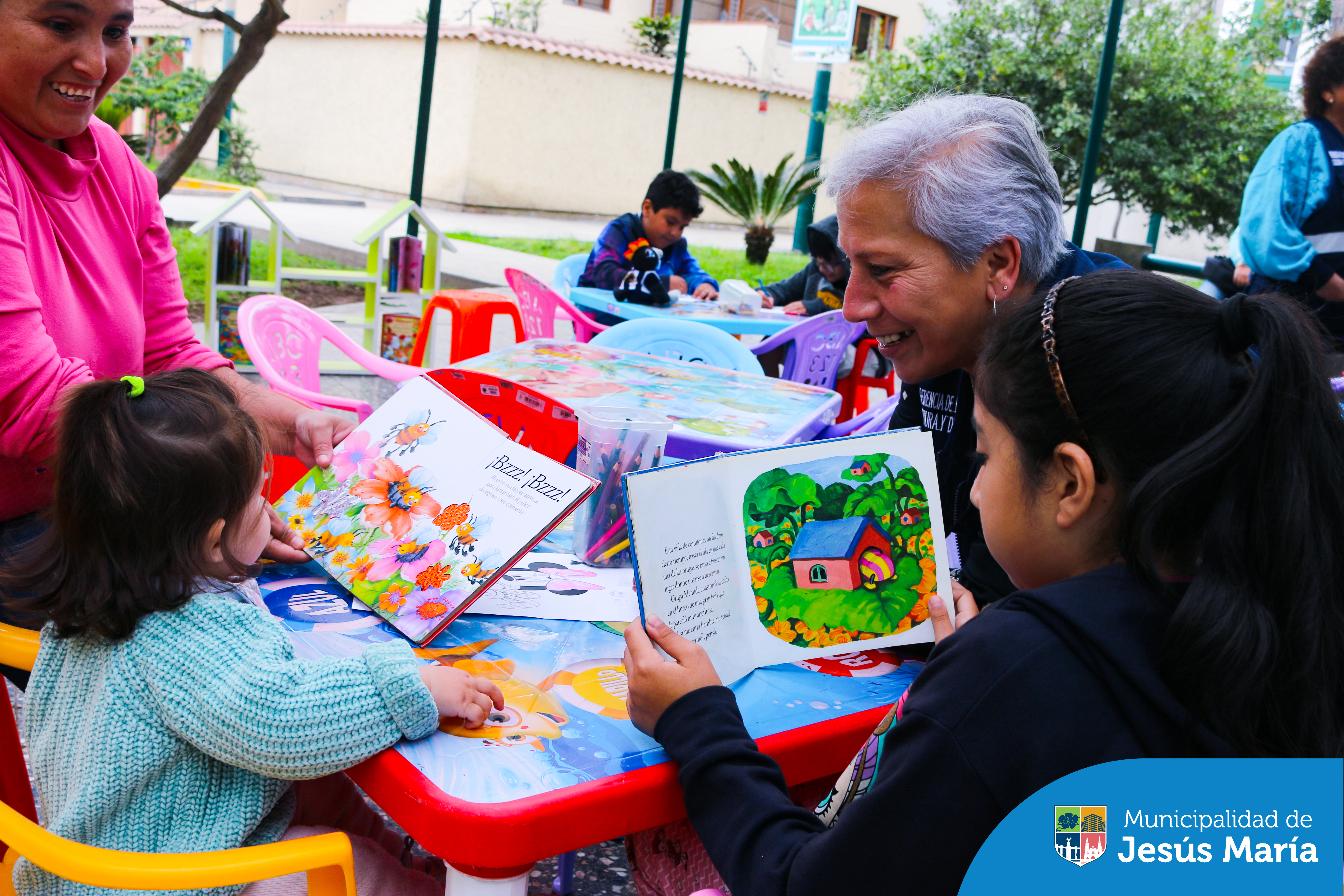 Nuestros niños jesusmarianos se divirtieron con cuenta cuentos y manualidades en la gran actividad Lectura en tu Parque. 🌳 Gracias a todos los padres por sumarse a esta hermosa iniciativa. 🙌
👉 La próxima cita es el martes 22 a las 3:00 p.m. en el Conjunto Residencial San Felipe. ¡Los esperamos para más aventuras juntos! 