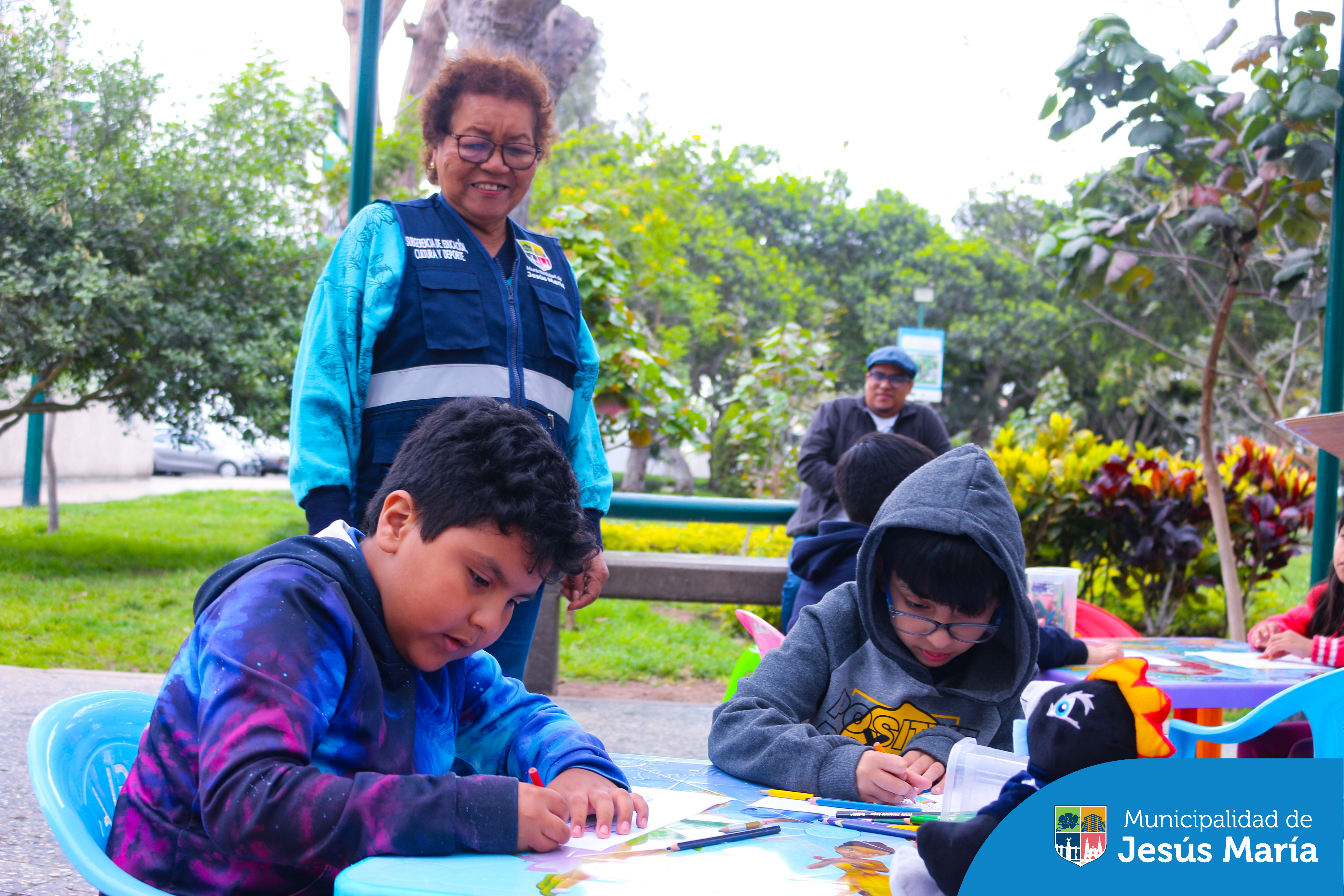 Nuestros niños jesusmarianos se divirtieron con cuenta cuentos y manualidades en la gran actividad Lectura en tu Parque. 🌳 Gracias a todos los padres por sumarse a esta hermosa iniciativa. 🙌
👉 La próxima cita es el martes 22 a las 3:00 p.m. en el Conjunto Residencial San Felipe. ¡Los esperamos para más aventuras juntos! 