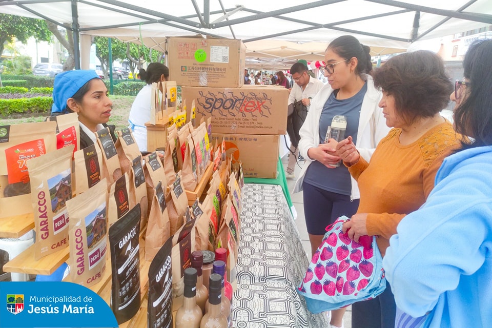 Aún puedes visitar nuestro 𝐌𝐄𝐑𝐂𝐀𝐃𝐈𝐓𝐎 𝐀𝐆𝐑𝐈́𝐂𝐎𝐋𝐀 🛒. Ven y aprovecha la 𝐑𝐮𝐭𝐚 𝐝𝐞𝐥 𝐏𝐨𝐥𝐥𝐨 🐔 y 𝐃𝐞𝐥 𝐦𝐚𝐫 𝐚 𝐭𝐮 𝐦𝐞𝐬𝐚 🐟  con pollo y pescado fresco a los mejores precios. 🫰 Además productos agrícolas y stands de emprendendores en donde encontrarás artículos para el hogar.
Mañana domingo 10 es el último día que podrás aprovechar los increíbles precios. 🙌🏻 Te esperamos en el Parque Huiracocha 🕗 de 8:00 a.m. a 4:00 p.m.