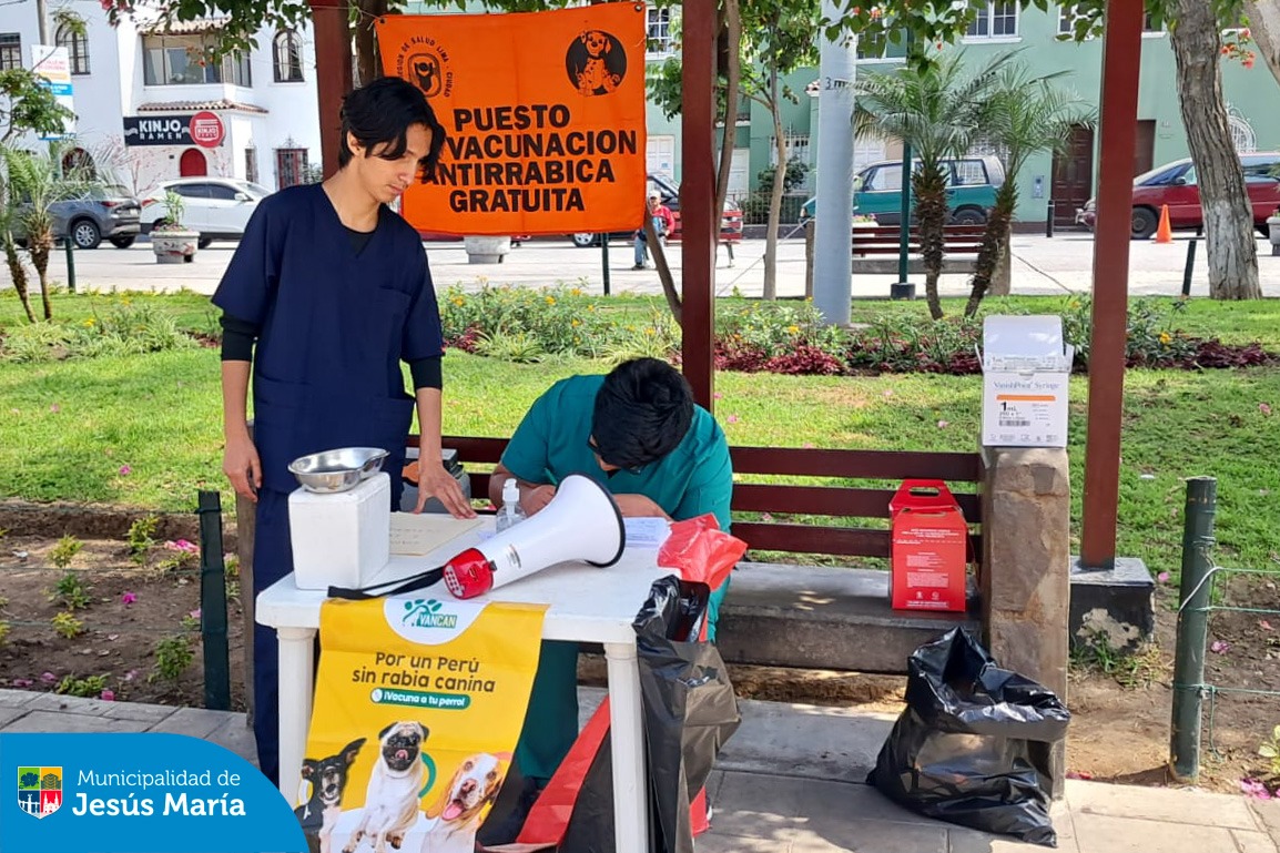 Realizamos una exitosa campaña veterinaria contra la rabia en la Plaza San José y el Parque Huiracocha, en coordinación con el Ministerio de Salud del Perú . 💉🐶 Esta iniciativa no solo previene la rabia, sino que también promueve la tenencia responsable y protege la salud de todas nuestras familias jesusmarianas.
👏 ¡Gracias a todos los que participaron y a quienes cuidan y protegen a sus mascotas! Recuerda que este 23 y 24 de noviembre estaremos en los mismos puntos de 8:00 a.m. a 4:00 p.m.. 🐕❤️ ¡Los esperamos!