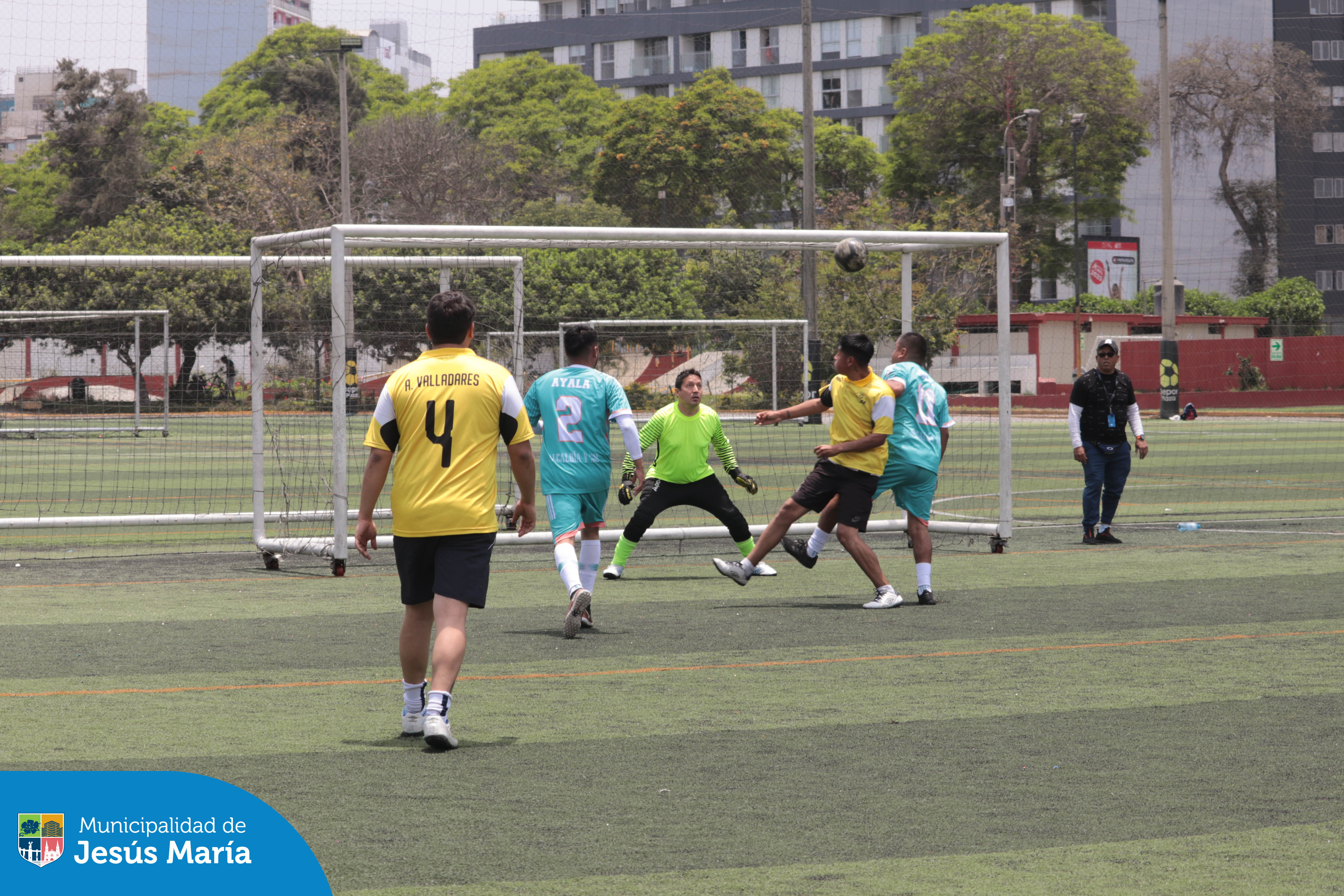 En el marco del Día del Trabajador Municipal, nuestro alcalde Jesús Gálvez, pensando en el bienestar y la alegría de todos los trabajadores, organizó el emocionante Campeonato Deportivo de Fútbol y Vóley de Jesús María. 🙌💙 Fue una entretenida jornada donde nuestros colaboradores mostraron su espíritu competitivo. 🙌💙
Gracias a todos por participar y hacer de este evento un verdadero ejemplo de trabajo en equipo. 