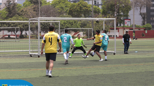 En el marco del Día del Trabajador Municipal, nuestro alcalde Jesús Gálvez, pensando en el bienestar y la alegría de todos los trabajadores, organizó el emocionante Campeonato Deportivo de Fútbol y Vóley de Jesús María. 🙌💙 Fue una entretenida jornada donde nuestros colaboradores mostraron su espíritu competitivo. 🙌💙
Gracias a todos por participar y hacer de este evento un verdadero ejemplo de trabajo en equipo. 