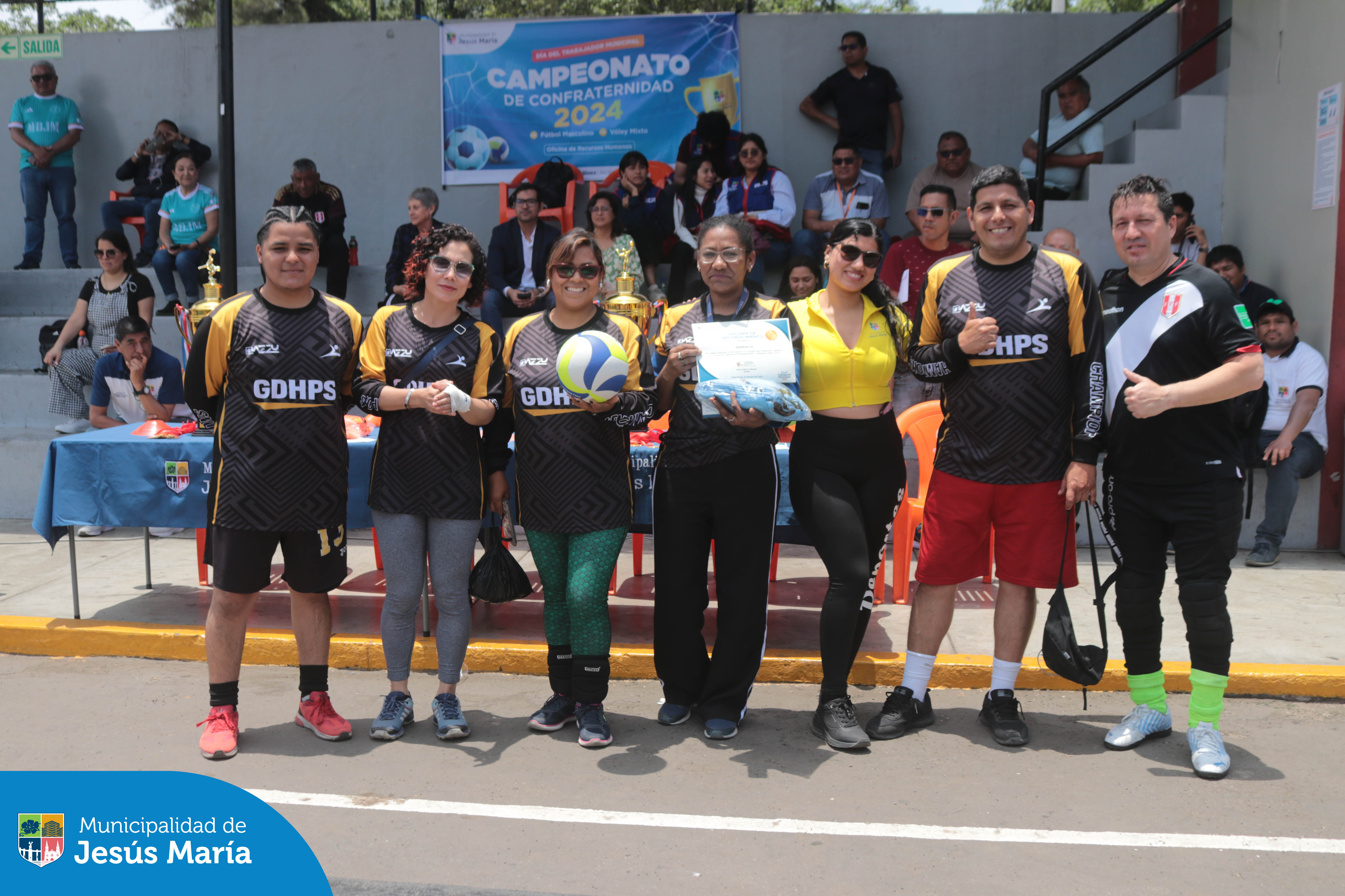 En el marco del Día del Trabajador Municipal, nuestro alcalde Jesús Gálvez, pensando en el bienestar y la alegría de todos los trabajadores, organizó el emocionante Campeonato Deportivo de Fútbol y Vóley de Jesús María. 🙌💙 Fue una entretenida jornada donde nuestros colaboradores mostraron su espíritu competitivo. 🙌💙
Gracias a todos por participar y hacer de este evento un verdadero ejemplo de trabajo en equipo. 