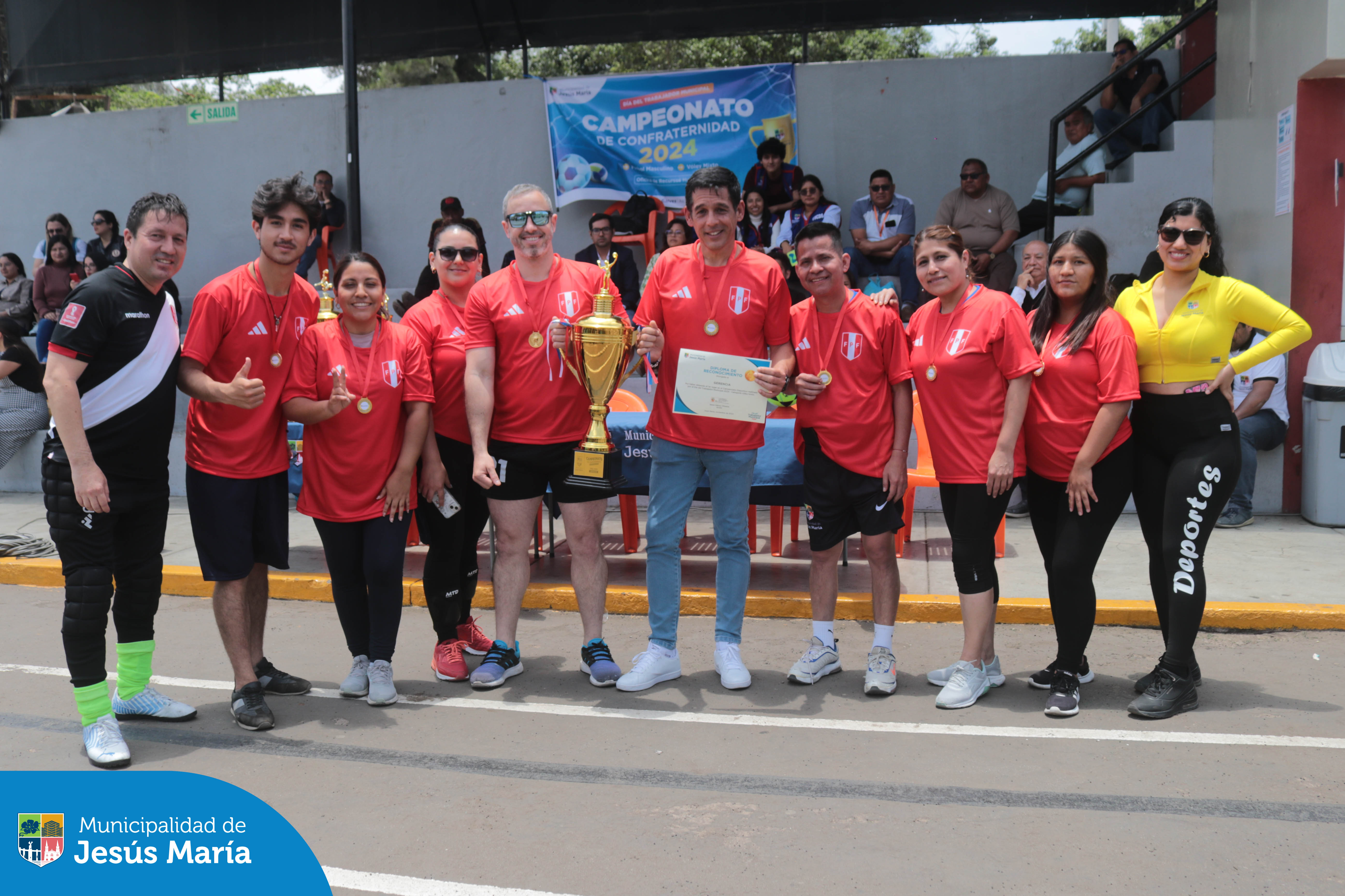 En el marco del Día del Trabajador Municipal, nuestro alcalde Jesús Gálvez, pensando en el bienestar y la alegría de todos los trabajadores, organizó el emocionante Campeonato Deportivo de Fútbol y Vóley de Jesús María. 🙌💙 Fue una entretenida jornada donde nuestros colaboradores mostraron su espíritu competitivo. 🙌💙
Gracias a todos por participar y hacer de este evento un verdadero ejemplo de trabajo en equipo. 