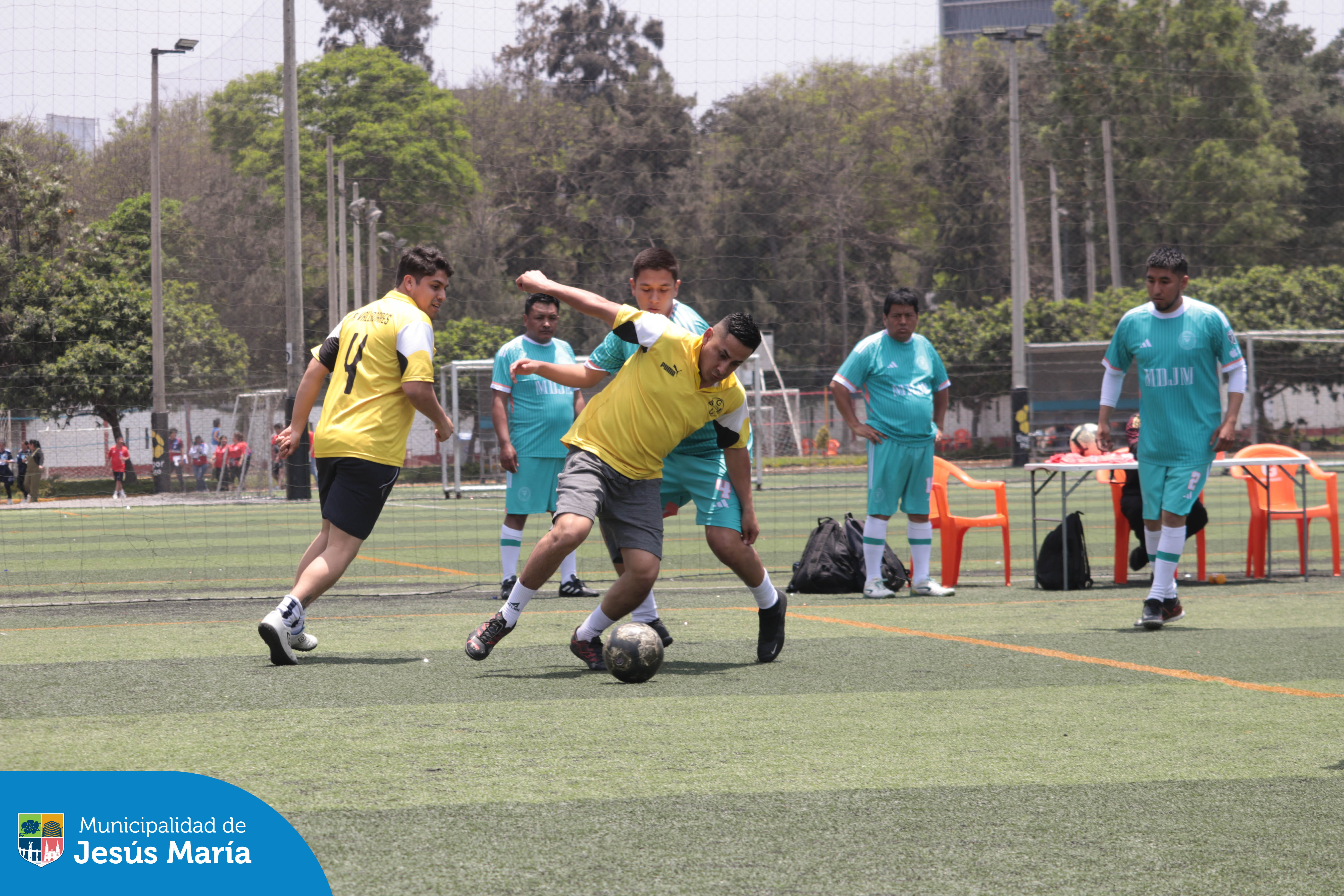 En el marco del Día del Trabajador Municipal, nuestro alcalde Jesús Gálvez, pensando en el bienestar y la alegría de todos los trabajadores, organizó el emocionante Campeonato Deportivo de Fútbol y Vóley de Jesús María. 🙌💙 Fue una entretenida jornada donde nuestros colaboradores mostraron su espíritu competitivo. 🙌💙
Gracias a todos por participar y hacer de este evento un verdadero ejemplo de trabajo en equipo. 
