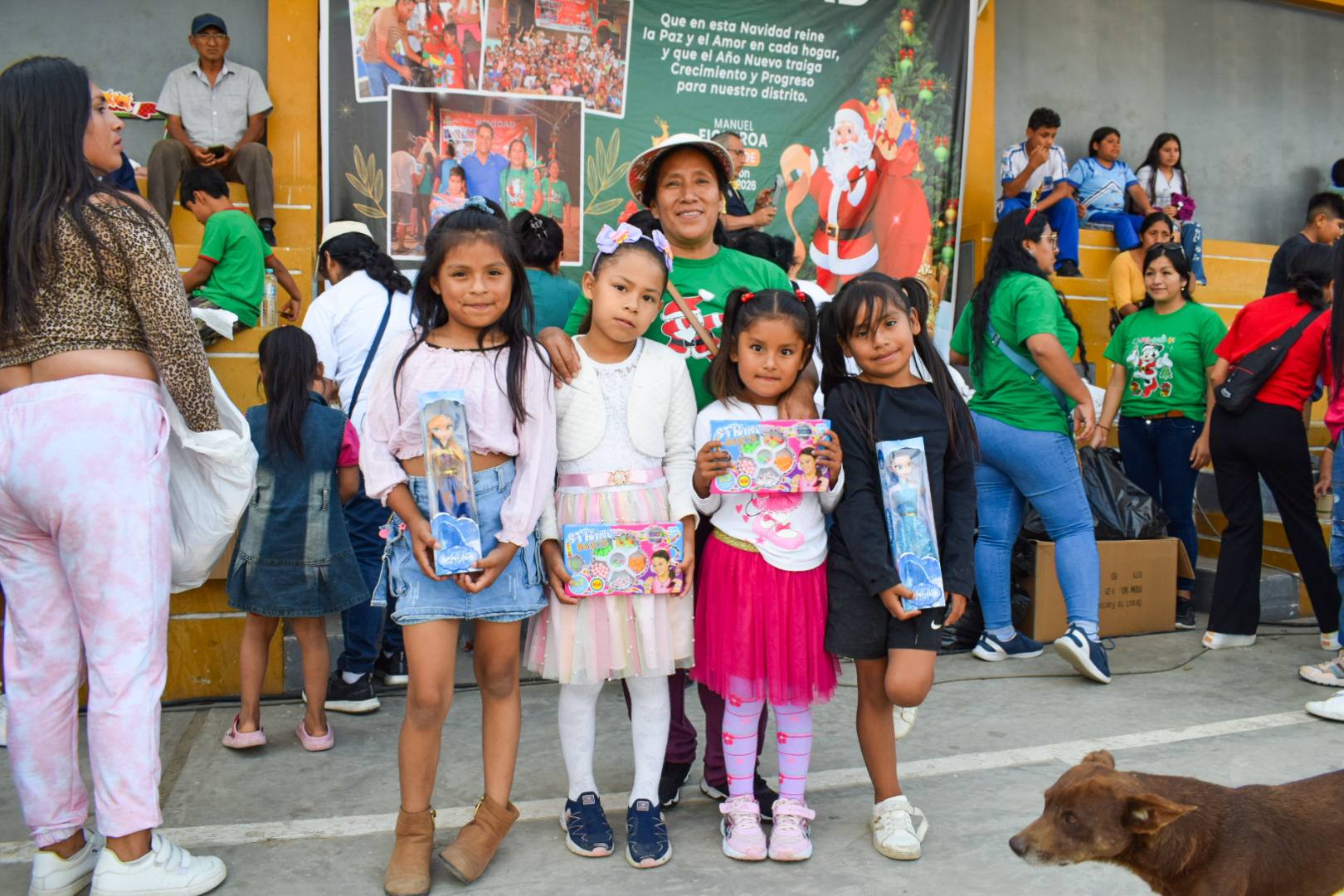 regidora y niños reunidos