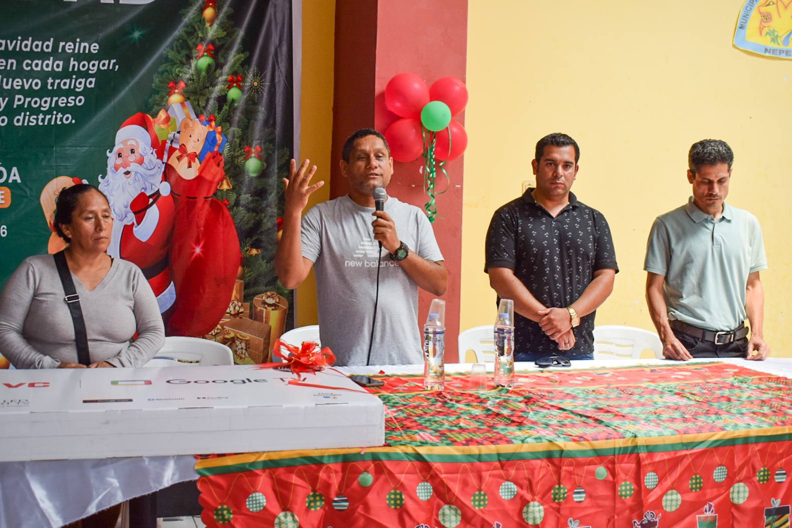 Alcalde brindando palabras a los trabajadores