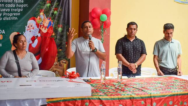 Alcalde brindando palabras a los trabajadores