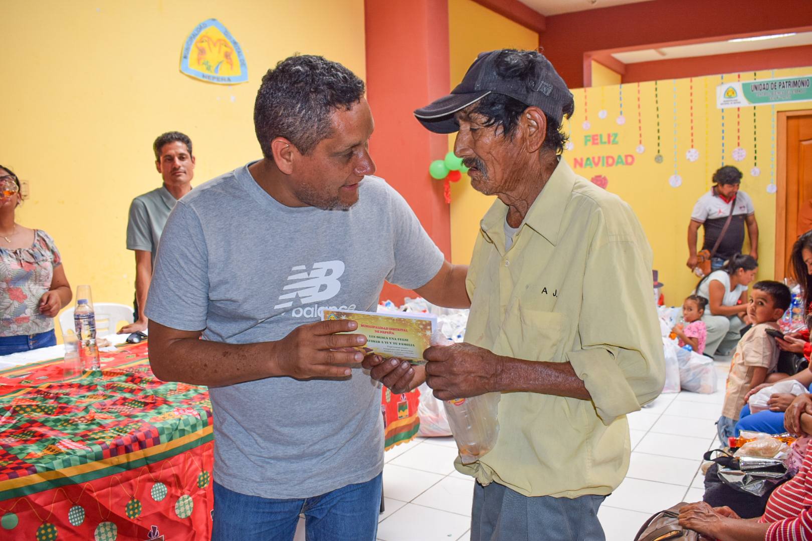 Alcalde con un trabajador