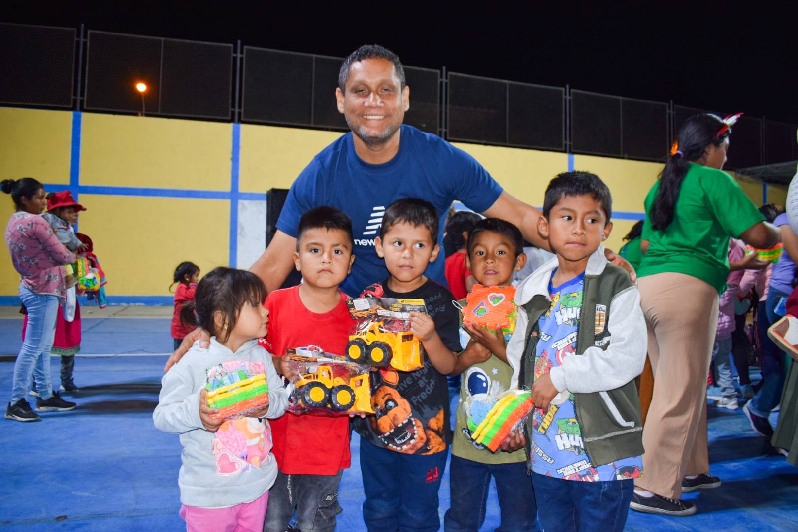 foto del alcalde con los niños