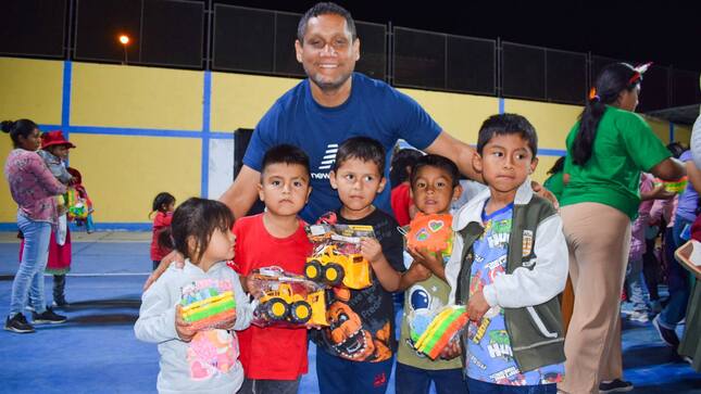 foto del alcalde con los niños