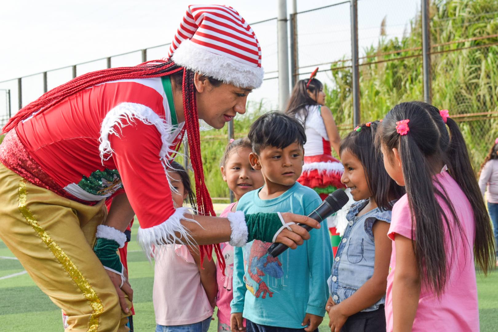 niños participando del show