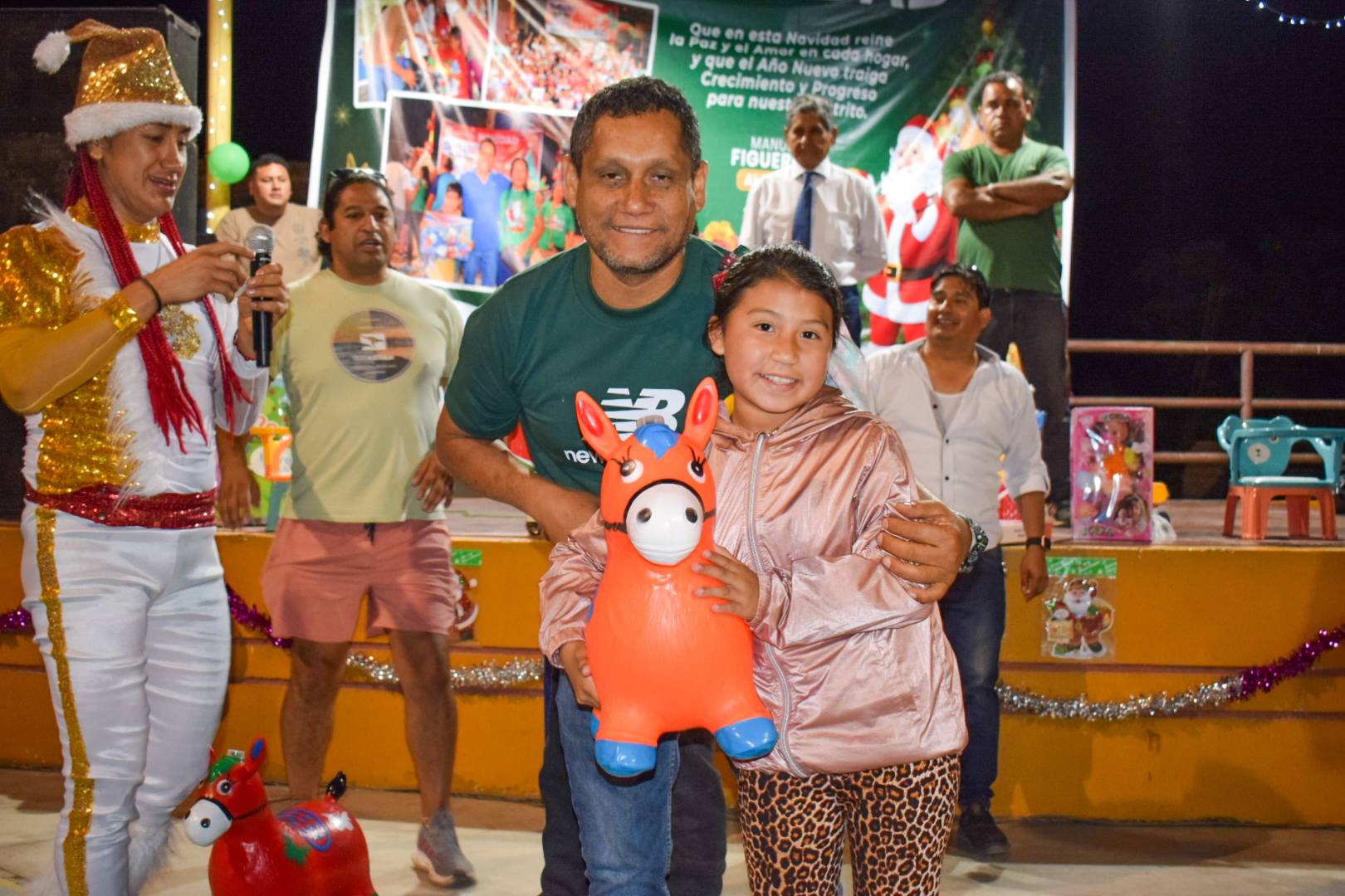 Alcalde entregando regalos