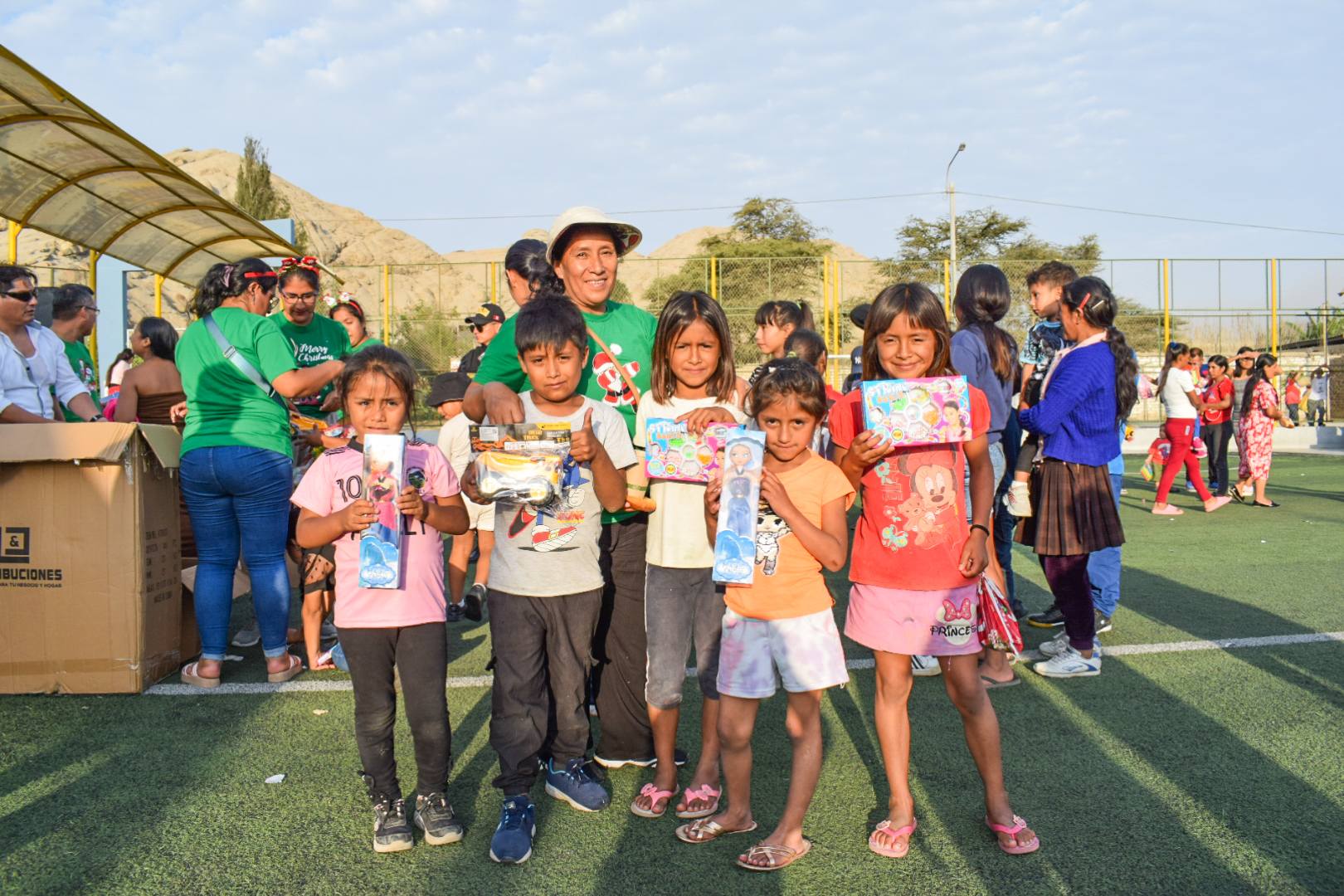 foto de la regidora con los niños