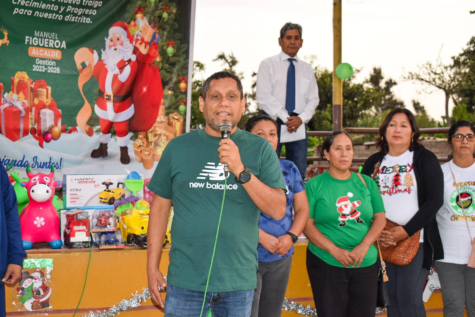alcalde brindando palabras