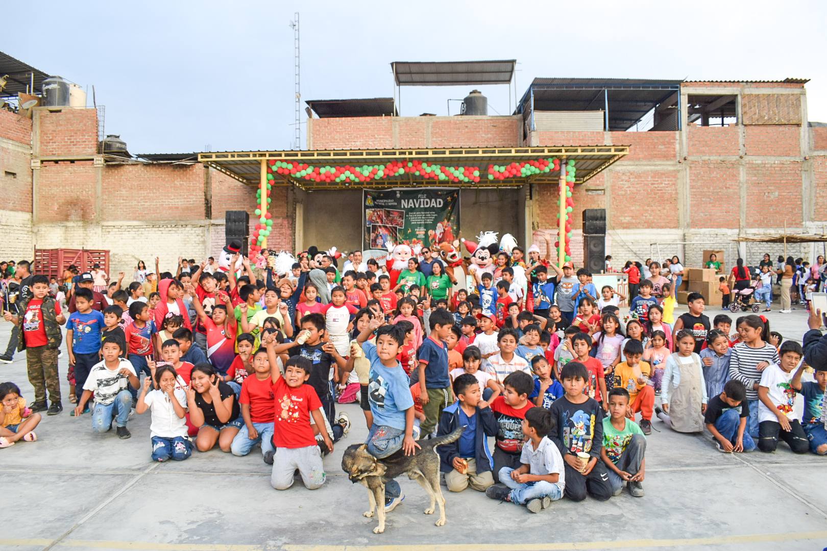 Alcalde acompañado de todos los niños