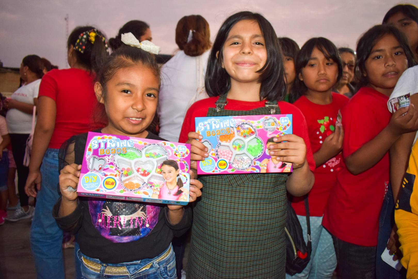 niñas con sus regalos