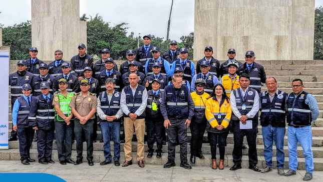 Realizamos una importante capacitación a nuestro personal de Fiscalización, con el apoyo de la Policía Nacional, sobre el uso adecuado del silbato. 🔊
Además, la PNP hizo entrega de guantes de manera simbólica a nuestro equipo, reforzando el compromiso con el aceleramiento y la preferencia al peatón en los cruceros. 🚶‍♂️👮‍♀️
¡Juntos hacemos que nuestras calles sean más seguras! 