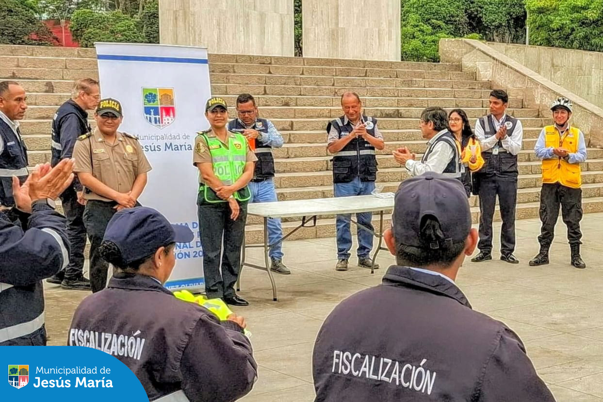 Realizamos una importante capacitación a nuestro personal de Fiscalización, con el apoyo de la Policía Nacional, sobre el uso adecuado del silbato. 🔊
Además, la PNP hizo entrega de guantes de manera simbólica a nuestro equipo, reforzando el compromiso con el aceleramiento y la preferencia al peatón en los cruceros. 🚶‍♂️👮‍♀️
¡Juntos hacemos que nuestras calles sean más seguras! 