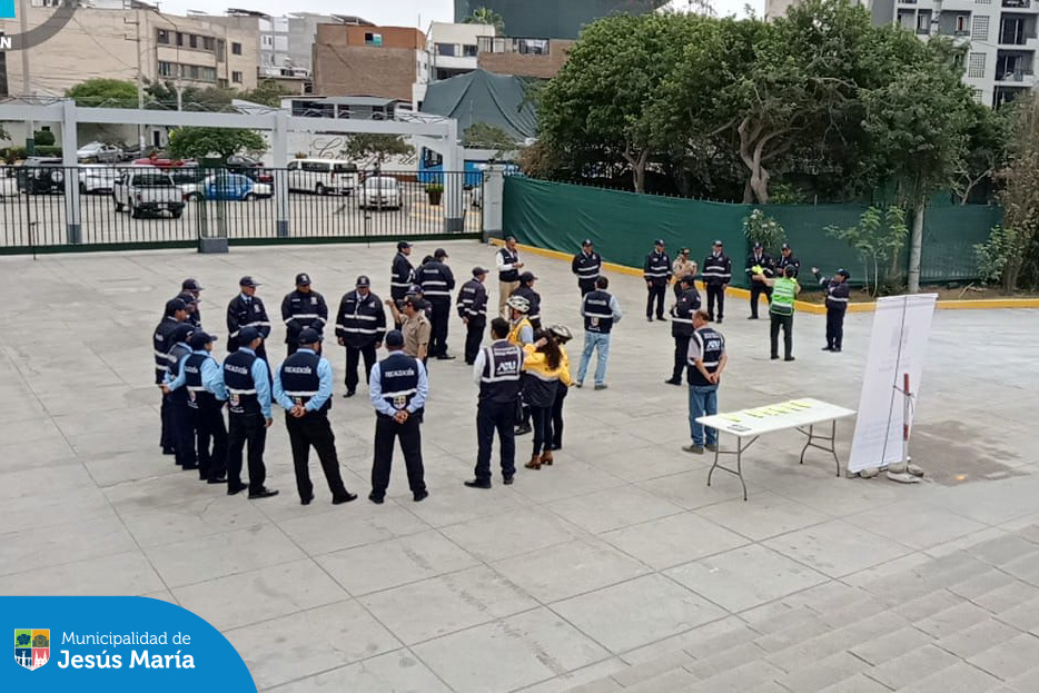 Realizamos una importante capacitación a nuestro personal de Fiscalización, con el apoyo de la Policía Nacional, sobre el uso adecuado del silbato. 🔊
Además, la PNP hizo entrega de guantes de manera simbólica a nuestro equipo, reforzando el compromiso con el aceleramiento y la preferencia al peatón en los cruceros. 🚶‍♂️👮‍♀️
¡Juntos hacemos que nuestras calles sean más seguras! 