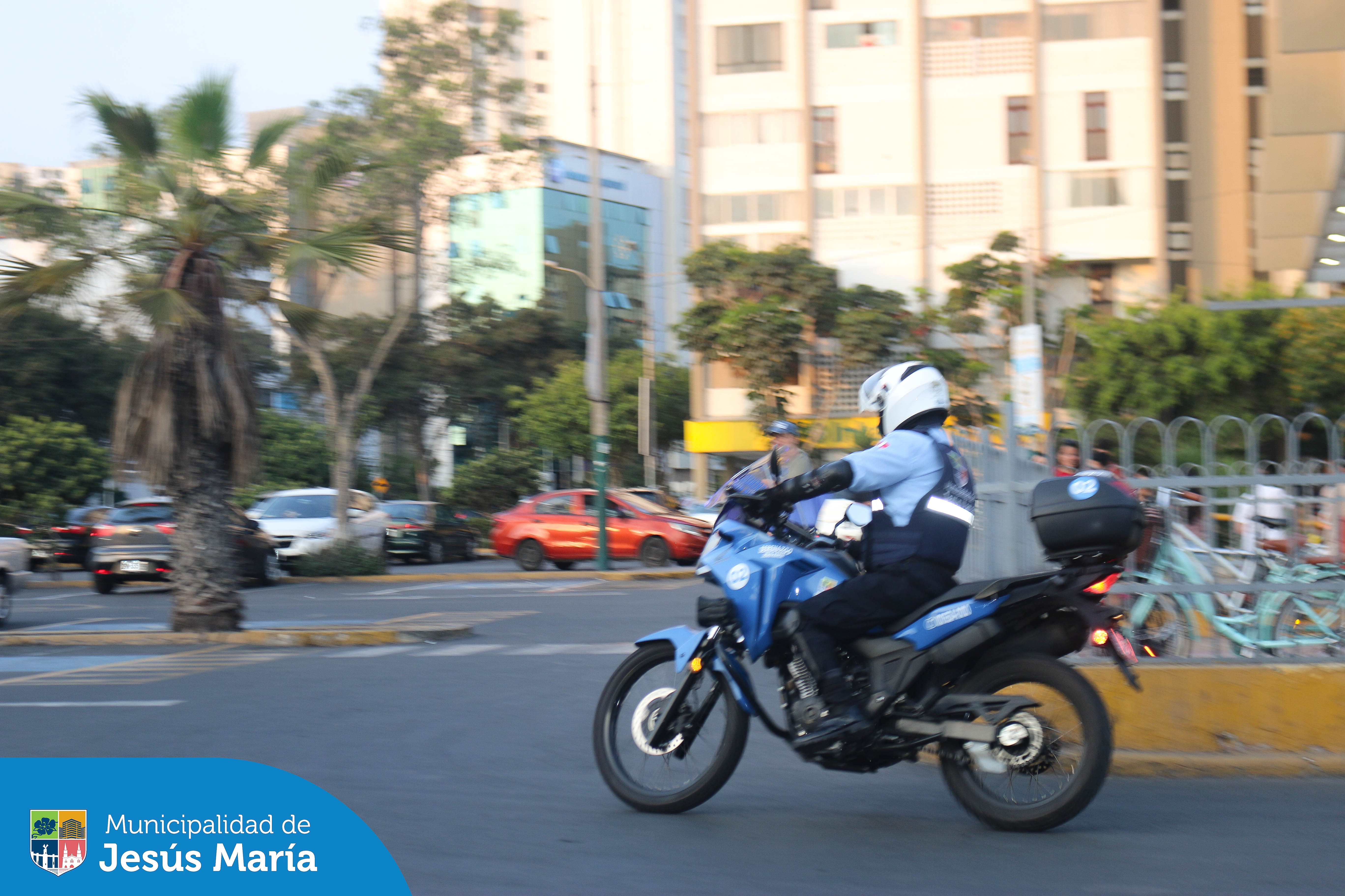 Nuestro equipo de Seguridad Ciudadana está comprometido con tu bienestar, realizando constantes rondas de vigilancia en todas las zonas del distrito.
Queremos que disfrutes con tranquilidad junto a tus seres queridos. ¡Porque tu seguridad, es nuestra prioridad! 
