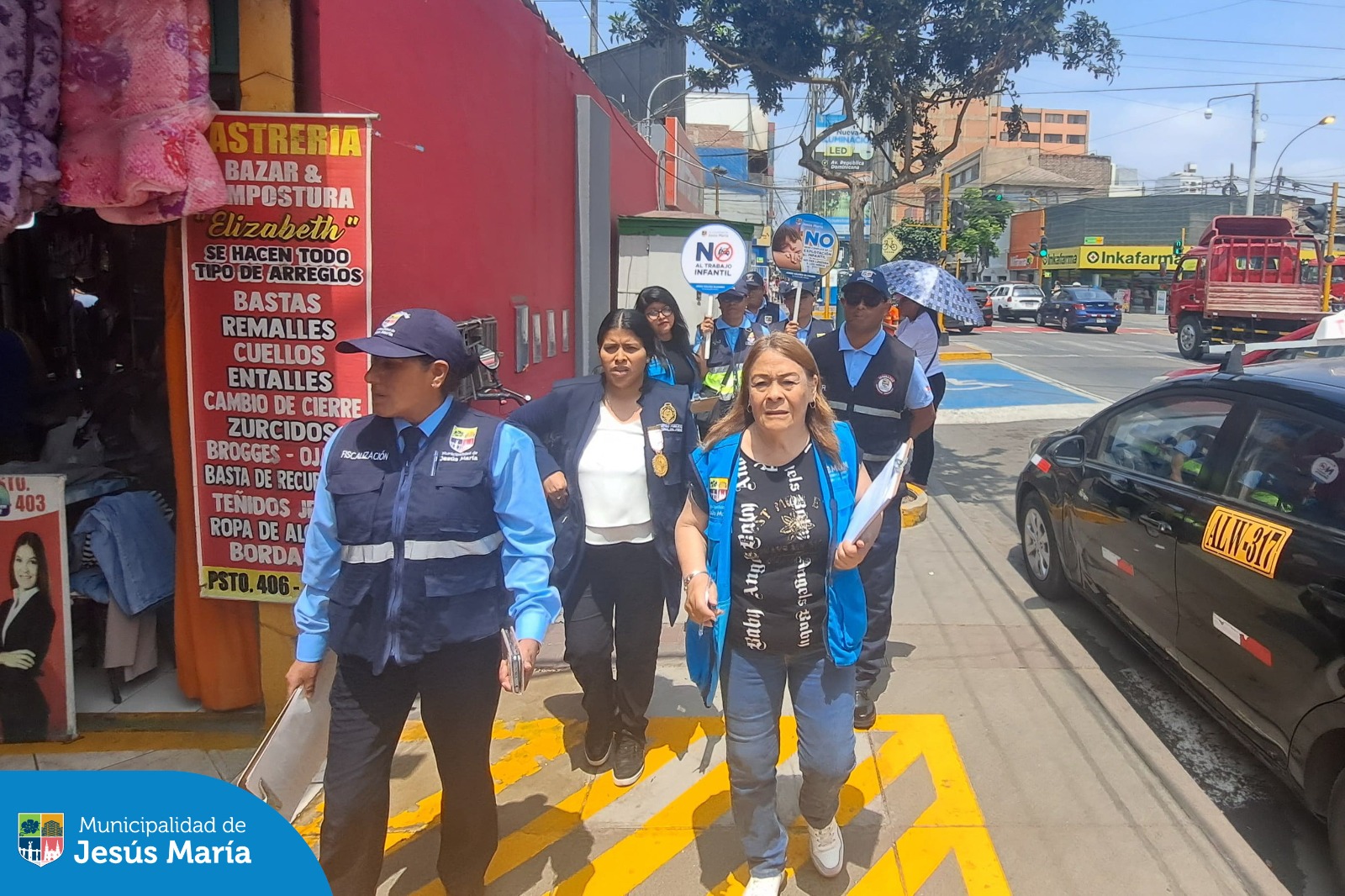 En un trabajo coordinado, nuestro equipo de la #DEMUNA, junto al Ministerio Público, la Policía Nacional, Fiscalización y Seguridad Ciudadana, realizó un importante operativo de Prevención y Sensibilización contra el Trabajo Infantil, en los alrededores del Mercado San José.
¡Tu alerta puede marcar la diferencia! Si conoces algún caso de vulneración de derechos, no dudes en comunicarte:
📞 Alerta Jesús María: 634 0100 / 📲 WhatsApp: 940 378 494
Porque proteger a nuestros niños y niñas es un compromiso de todos.