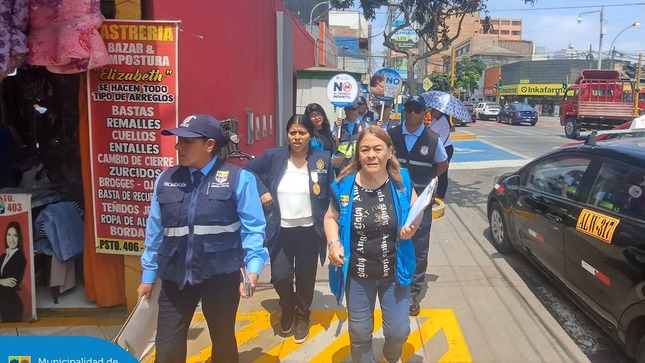 En un trabajo coordinado, nuestro equipo de la #DEMUNA, junto al Ministerio Público, la Policía Nacional, Fiscalización y Seguridad Ciudadana, realizó un importante operativo de Prevención y Sensibilización contra el Trabajo Infantil, en los alrededores del Mercado San José.
¡Tu alerta puede marcar la diferencia! Si conoces algún caso de vulneración de derechos, no dudes en comunicarte:
📞 Alerta Jesús María: 634 0100 / 📲 WhatsApp: 940 378 494
Porque proteger a nuestros niños y niñas es un compromiso de todos.
