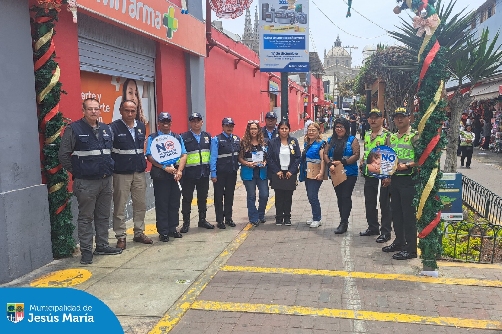 En un trabajo coordinado, nuestro equipo de la #DEMUNA, junto al Ministerio Público, la Policía Nacional, Fiscalización y Seguridad Ciudadana, realizó un importante operativo de Prevención y Sensibilización contra el Trabajo Infantil, en los alrededores del Mercado San José.
¡Tu alerta puede marcar la diferencia! Si conoces algún caso de vulneración de derechos, no dudes en comunicarte:
📞 Alerta Jesús María: 634 0100 / 📲 WhatsApp: 940 378 494
Porque proteger a nuestros niños y niñas es un compromiso de todos.