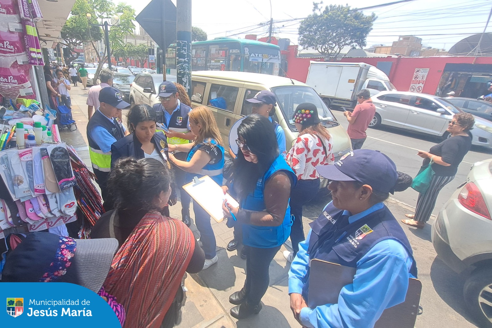 En un trabajo coordinado, nuestro equipo de la #DEMUNA, junto al Ministerio Público, la Policía Nacional, Fiscalización y Seguridad Ciudadana, realizó un importante operativo de Prevención y Sensibilización contra el Trabajo Infantil, en los alrededores del Mercado San José.
¡Tu alerta puede marcar la diferencia! Si conoces algún caso de vulneración de derechos, no dudes en comunicarte:
📞 Alerta Jesús María: 634 0100 / 📲 WhatsApp: 940 378 494
Porque proteger a nuestros niños y niñas es un compromiso de todos.