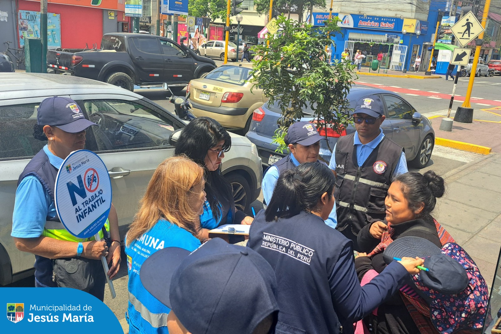 En un trabajo coordinado, nuestro equipo de la #DEMUNA, junto al Ministerio Público, la Policía Nacional, Fiscalización y Seguridad Ciudadana, realizó un importante operativo de Prevención y Sensibilización contra el Trabajo Infantil, en los alrededores del Mercado San José.
¡Tu alerta puede marcar la diferencia! Si conoces algún caso de vulneración de derechos, no dudes en comunicarte:
📞 Alerta Jesús María: 634 0100 / 📲 WhatsApp: 940 378 494
Porque proteger a nuestros niños y niñas es un compromiso de todos.