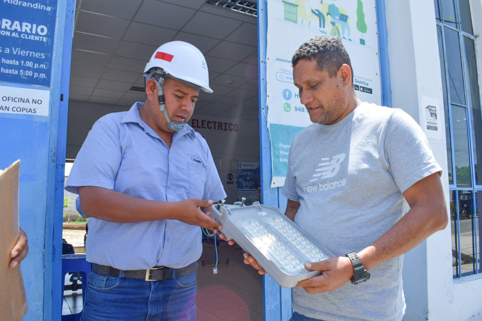representante de hidrandina entregando luminaria a alcalde