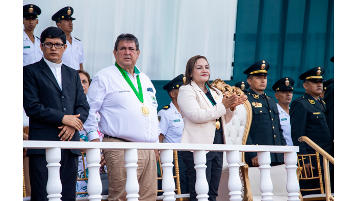 Alcaldesa participa en ceremonia de egreso de escuela PNP.