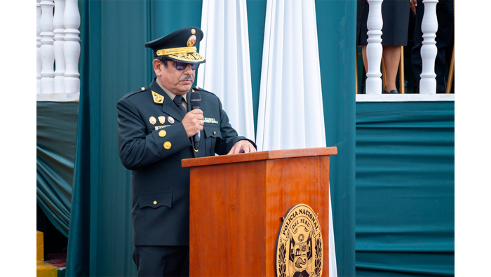 Alcaldesa participa en ceremonia de egreso de escuela PNP.