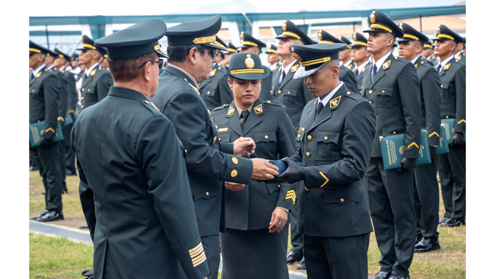Alcaldesa participa en ceremonia de egreso de escuela PNP.