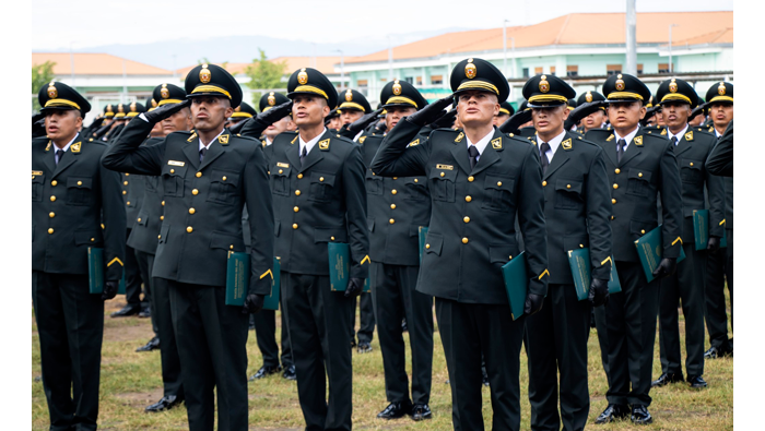 Alcaldesa participa en ceremonia de egreso de escuela PNP.