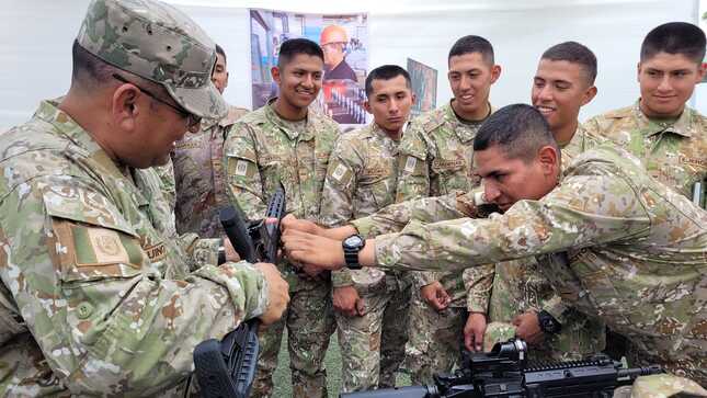 TC Aquino muestra el ARAD 7 a cadetes