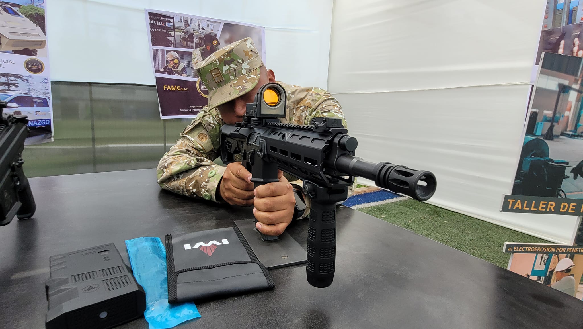 Estudiantes de la EMCH pudieron palpar el potente fusil ARSD 7 en el stand de FAME