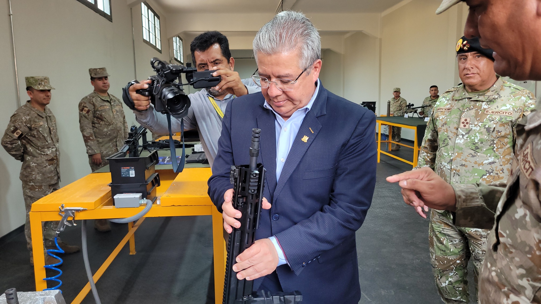 Ministro verifica armamento