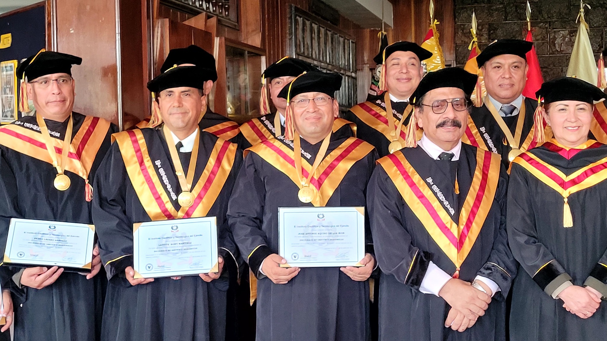 Oficiales que culminaron el doctorado en el ICTE, entre ellos dos oficiales de la Fabrica de Armas y Municiones del Ejército.