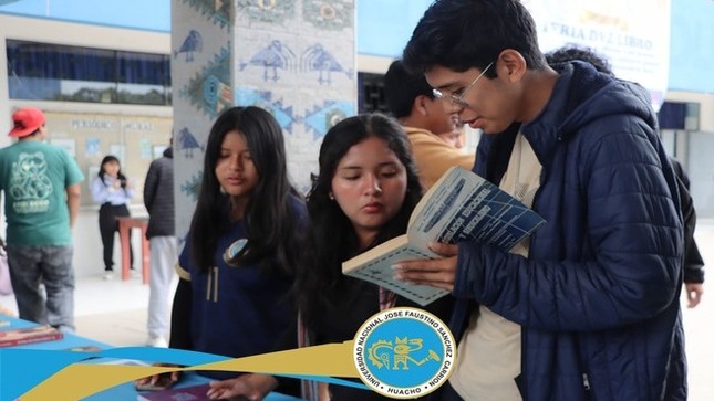 Como parte de las actividades por el 61° aniversario de la Especialidad de Ciencias Sociales y Turismo de la Facultad de Educación se desarrolló una Feria de Libro.