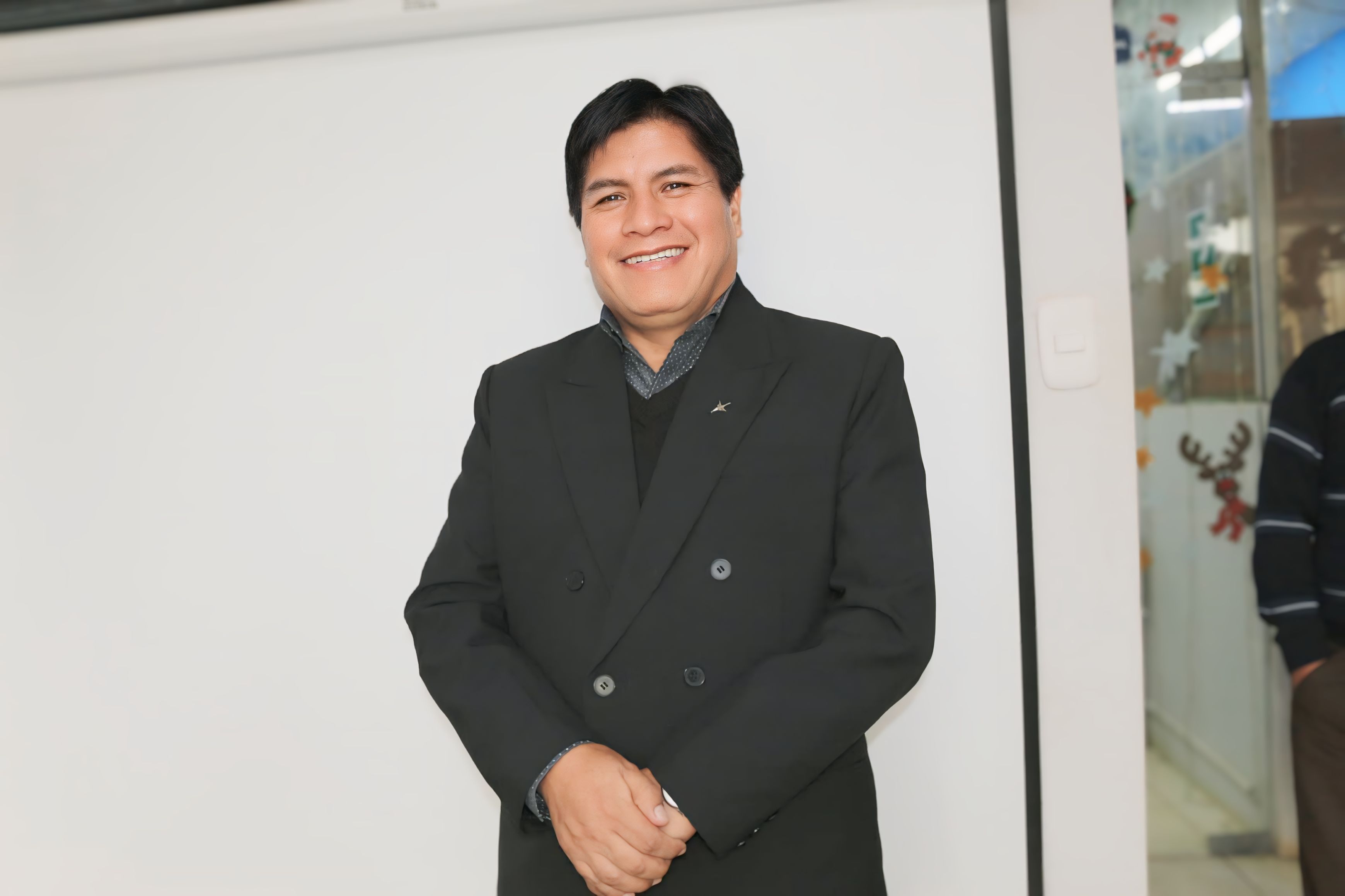 La UGEL Yarowilca se complace en presentar al Dr. Hugo Eduardo Palomino Esteban como nuestro nuevo Director. Su llegada marca el inicio de una nueva etapa de compromiso, liderazgo y trabajo conjunto en nuestra instituci贸n.
Con una s贸lida trayectoria profesional, el Dr. Palomino asume este desaf铆o con entusiasmo y dedicaci贸n, comprometi茅ndose a fortalecer la educaci贸n en nuestra provincia y promover el bienestar de estudiantes, docentes y la comunidad educativa en general.
En UGEL Yarowilca, "L铆deres que dejan huella", confiamos en que su experiencia y visi贸n ser谩n fundamentales para alcanzar nuestras metas institucionales.