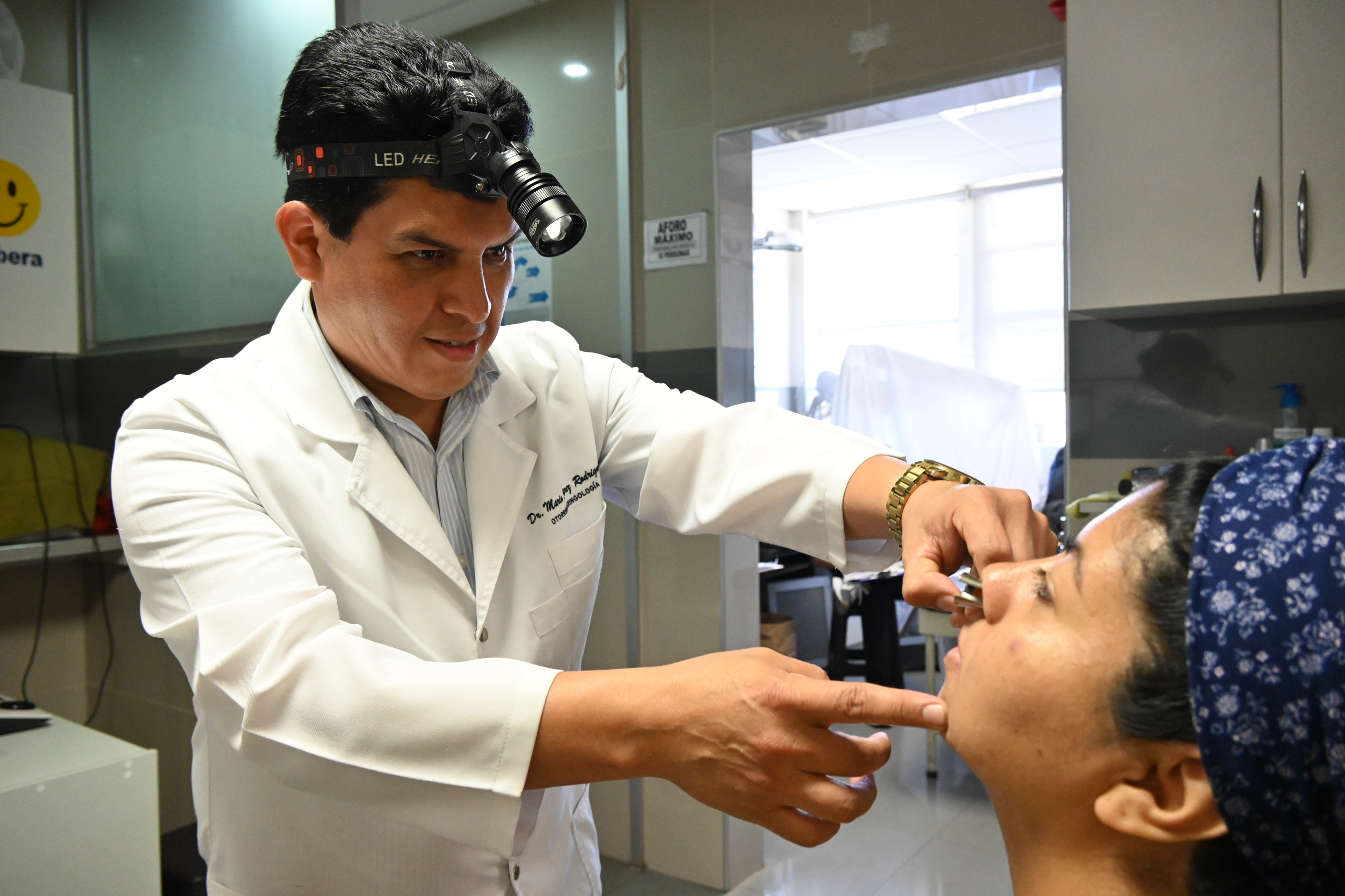 Doctor de otorrino atendiendo a paciente