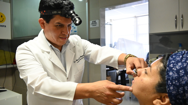 Doctor de otorrino atendiendo a paciente