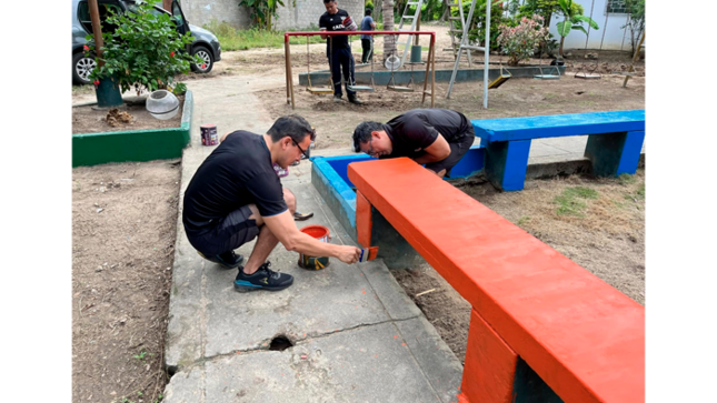 Jornada de pintado, desmalezado, limpieza y descolmatación en el parque Dos de Mayo, sector 10 de Agosto.