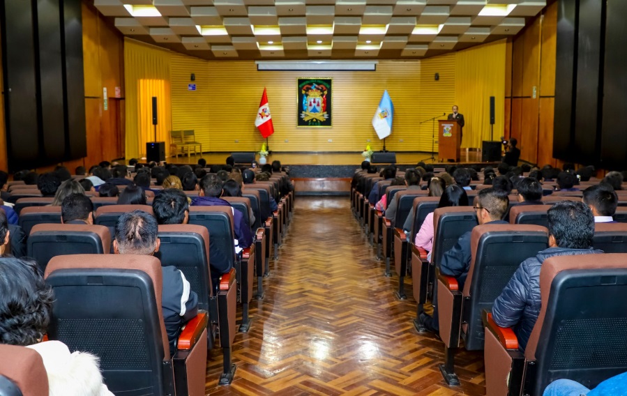 Con motivos de celebrarse el bicentenario de la instalación de la Municipalidad de Puno se celebró la apertura del año institucional 2025